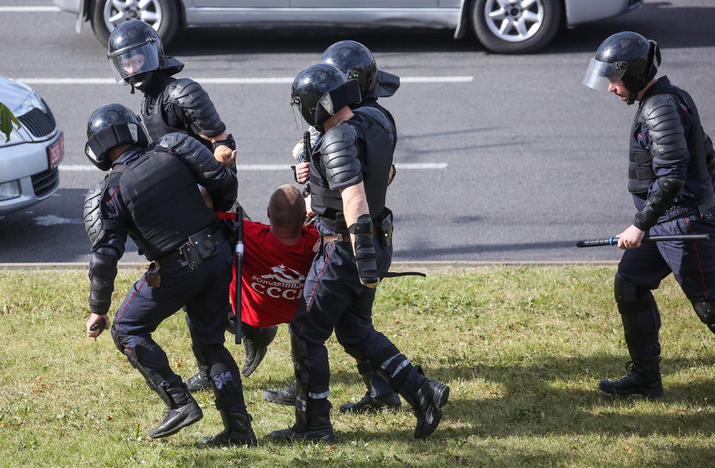 Denuncian abusos y torturas a manifestantes en prisiones bielorrusas