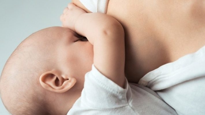 OMS recomienda a madres lactantes con COVID que sigan amamantando a sus hijos