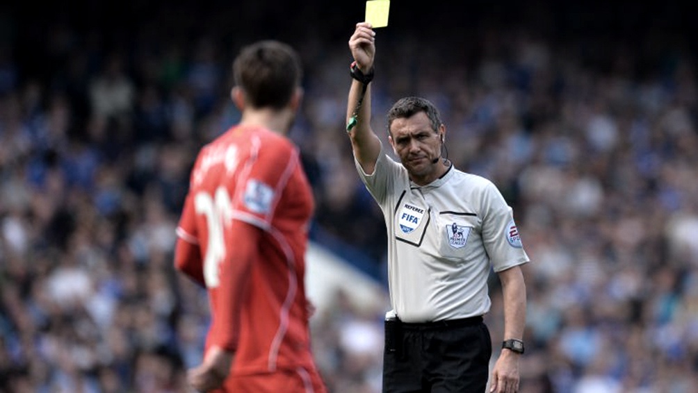 En la Premier League los árbitros podrán sancionar a los jugadores que tosan deliberadamente