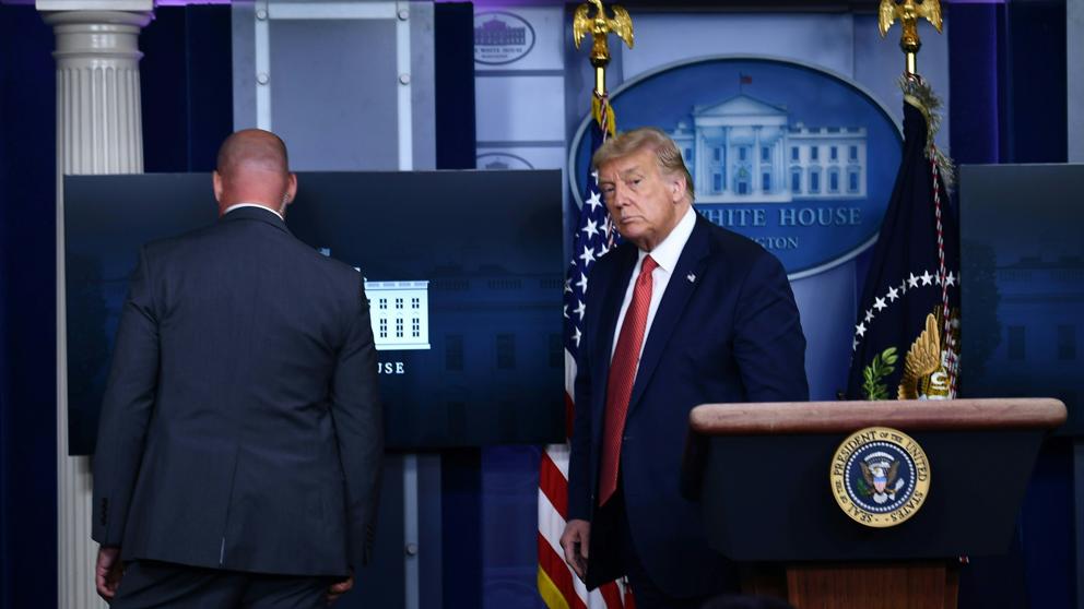 Sacan a Trump de una rueda de prensa por un tiroteo junto a la Casa Blanca