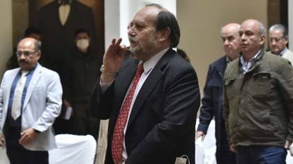 Detienen al ministro de Salud de Bolivia por la compra de respiradores al triple del precio de mercado