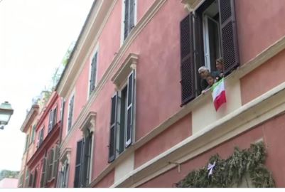 Italia aplaude desde sus balcones a los médicos que combaten el coronavirus