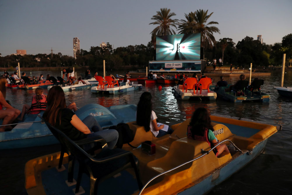 Israel inaugura un cine flotante adaptado a las restricciones por la pandemia