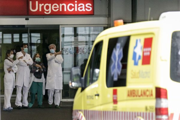 Indisciplina social y desescaladas frenan la lucha contra COVID en América