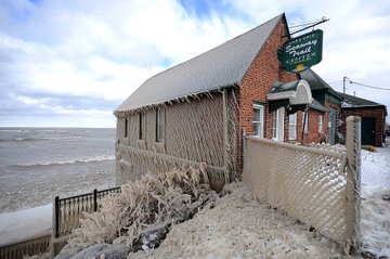 Se congelan casas en lago de Nueva York por temperaturas heladas