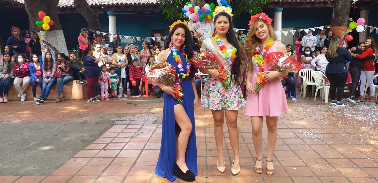Con regalos de flores y elección de reina, Buen Pastor dio bienvenida a la primavera