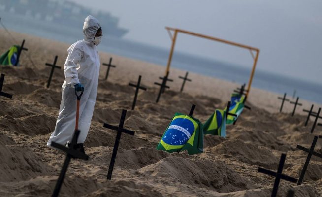 Brasil llega a 120.828 muertes por COVID-19 con algunas de sus playas llenas