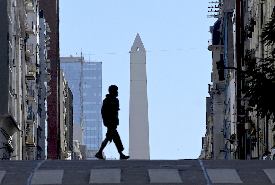 Argentina llama a ponerse «firmes» porque la cuarentena «no está funcionando»