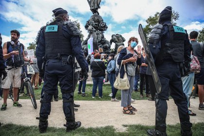 Cientos de personas se manifiestan en París contra el uso de tapabocas