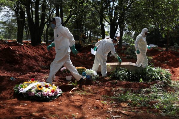 Brasil supera 2,5 millones de casos y 90.000 muertes con récords diarios