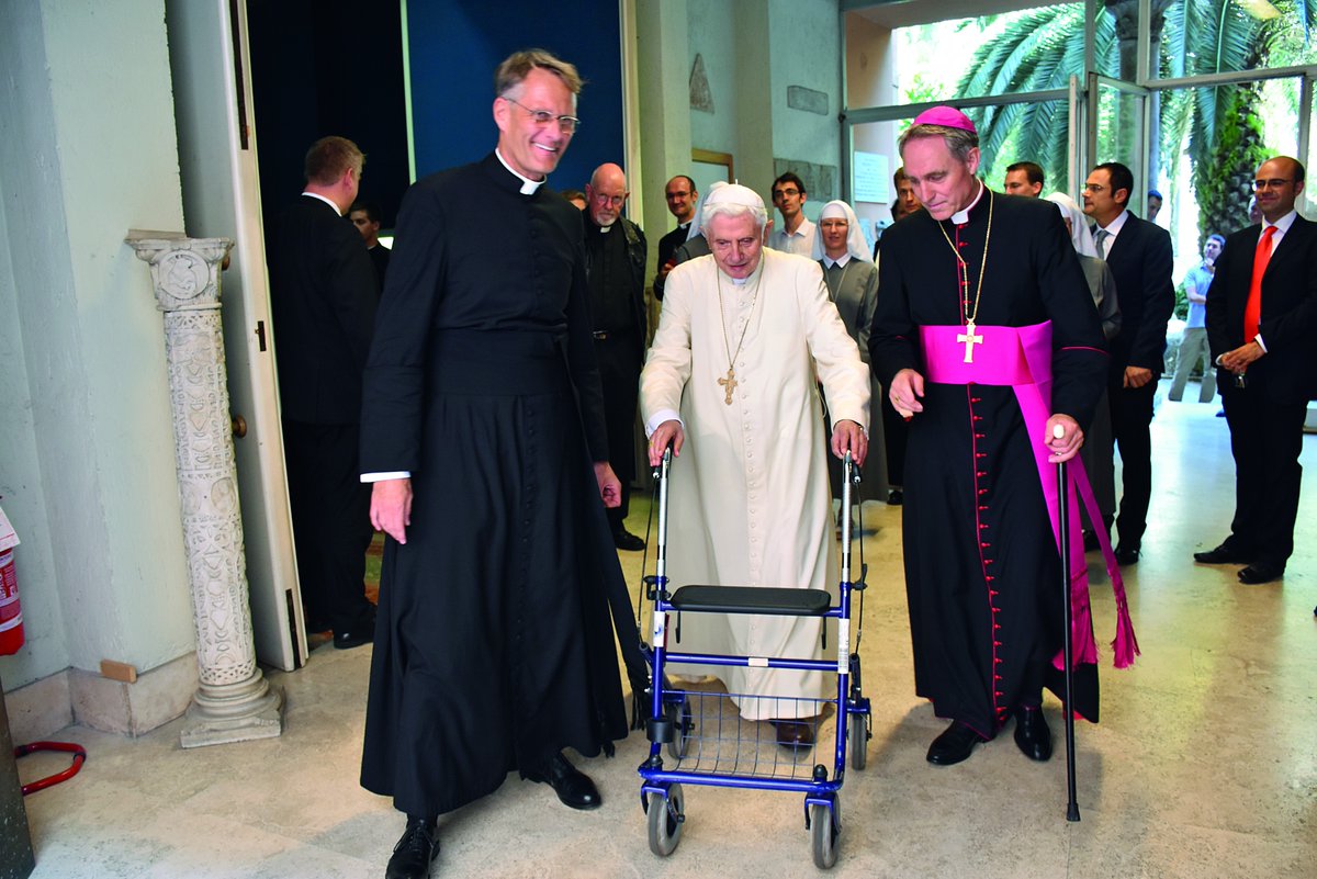 Papa emérito Benedicto XVI está gravemente enfermo, según biógrafo