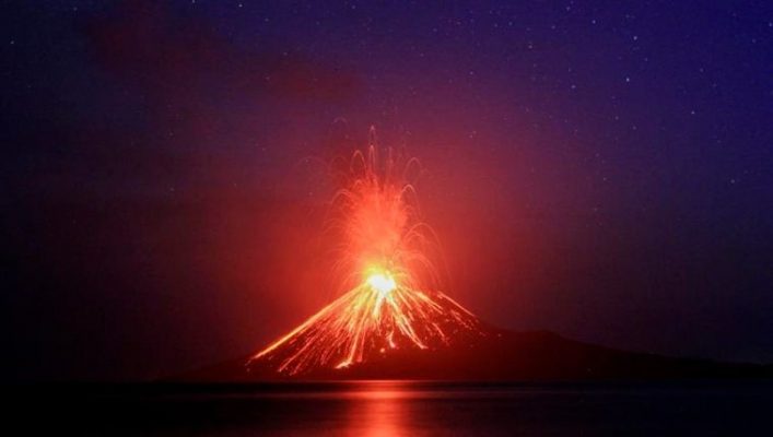 El volcán indonesio hijo del Krakatoa expulsa nubes de ceniza, humo y magma