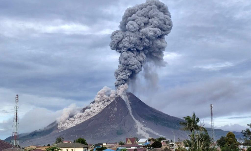 El volcán indonesio Sinabung expulsa una columna de ceniza de 4.500 metros