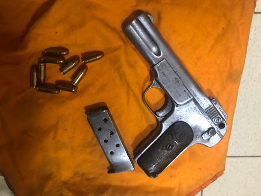 Incautan una pistola con municiones en la baldosería de Tacumbú