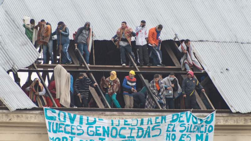 Presos se amotinan en cárcel de Buenos Aires por la pandemia del COVID-19