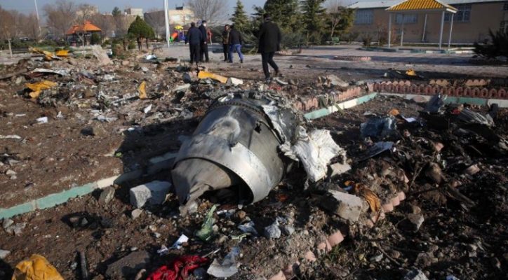 Avión con más de 170 pasajeros a bordo se estrella en Irán