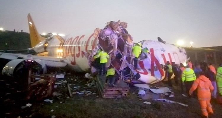 Un avión se parte en tres trozos al aterrizar en Estambul