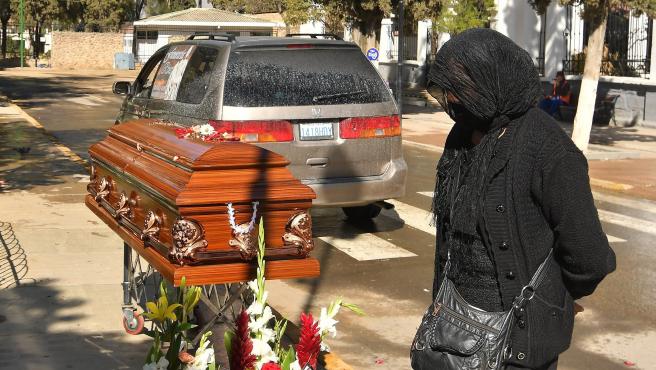 Un ataúd en la calle, el drama en Bolivia por la saturación de un cementerio