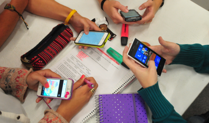 Vinculan el uso de móviles y de redes sociales con la salud mental juvenil
