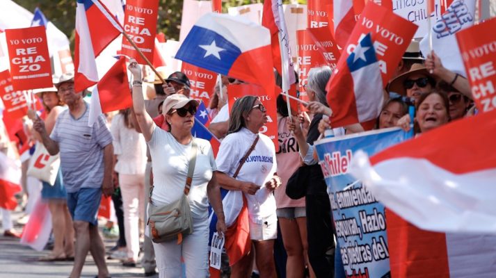 Miles de personas marchan en Santiago por el rechazo a una nueva Constitución