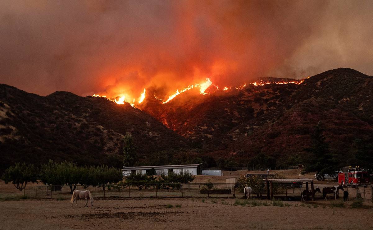 El incendio forestal cerca de Los Ángeles avanza y quema 11.300 hectáreas