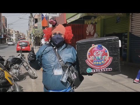 Unos payasos bolivianos se reinventan para seguir viviendo de sus sonrisas