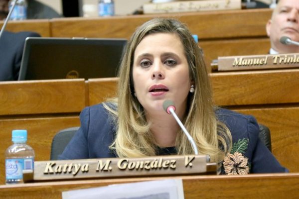 Piden conformar mesa de denuncias contra Sandra Quiñónez: “Ya no se puede seguir tolerando este abuso al estilo stronista”