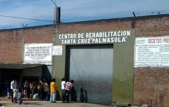 Aíslan a reos en la mayor cárcel boliviana tras 3 muertos de COVID-19