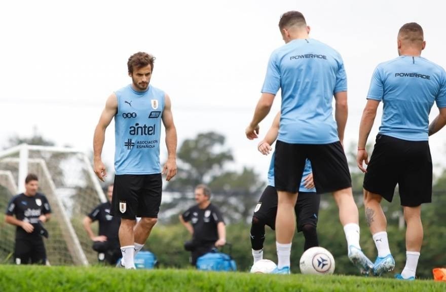 Uruguay comienza los trabajos para jugar ante Chile con una duda en el ataque