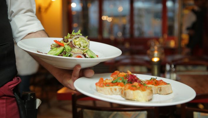 Nueva York se plantea retrasar la reapertura del interior de los restaurantes