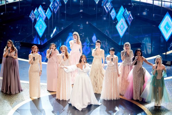 Las «Elsas» del mundo llegaron “mucho más allá” en el escenario de los Premios Oscar