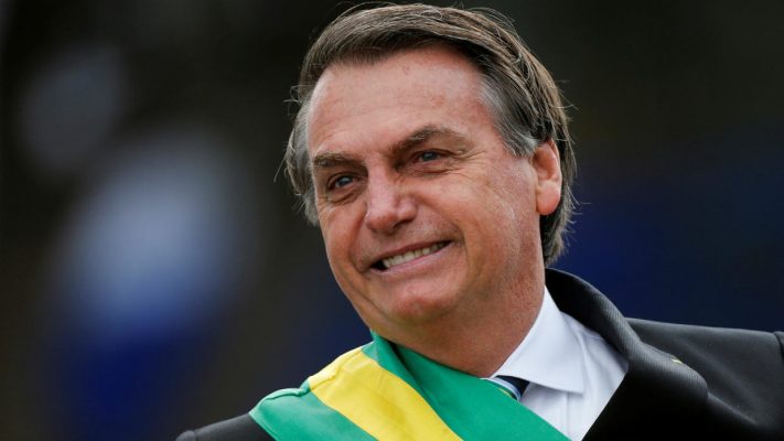 Bolsonaro tiene infección pulmonar tras COVID-19, pero muestra caja de cloroquina ante seguidores