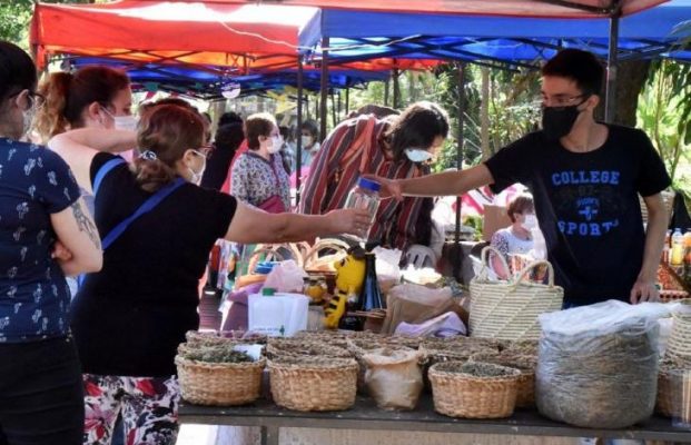 Realizarán feria y teatro en la plaza Italia este sábado