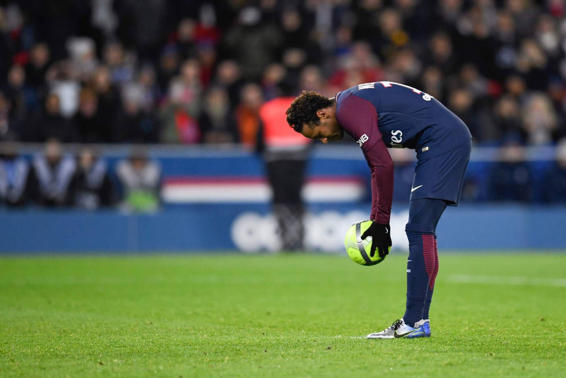 Neymar recibió silbidos por no ceder el balón a Cavani