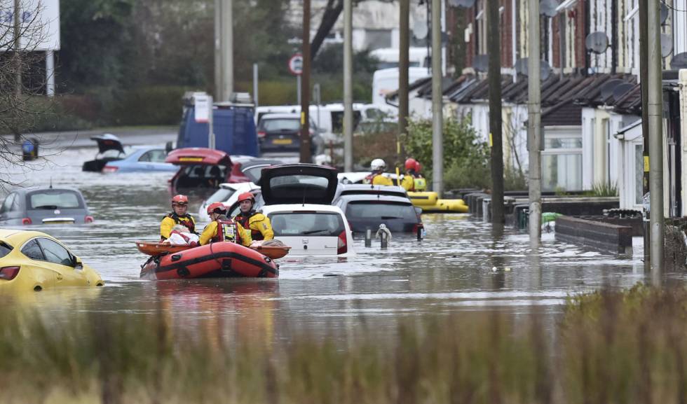 Las inundaciones en Gales amenazan una planta que produce vacunas de Oxford y AstraZeneca