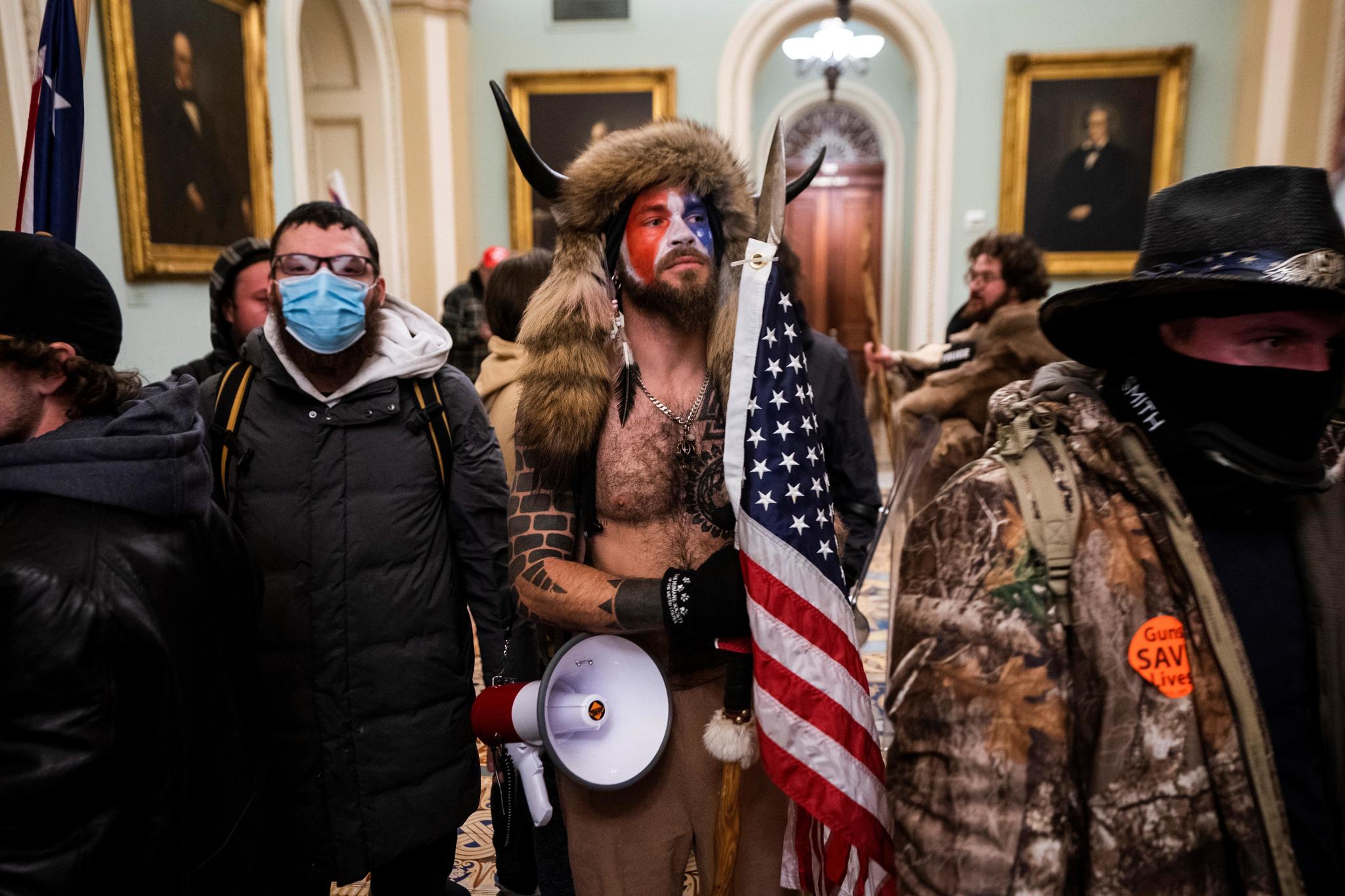 Detienen a “Q-Shaman”, hombre que irrumpió en el Capitolio vestido con pieles y cuernos