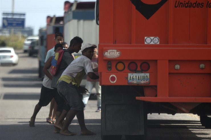 La desesperación por la comida gana en las calles de Venezuela