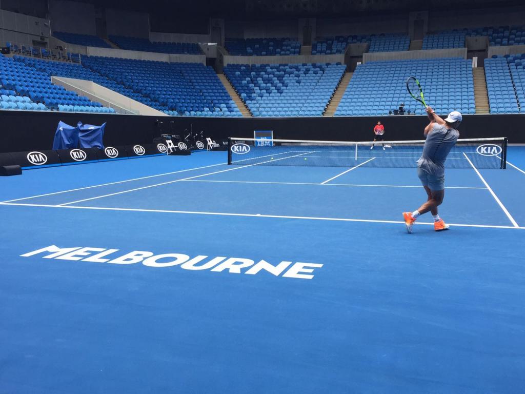 Rafael Nadal ya se entrena en Melbourne