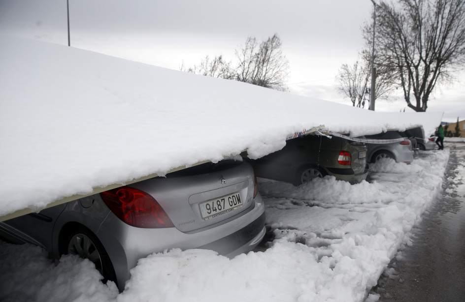 Carreteras cortadas y miles de atrapados por una gran nevada en España