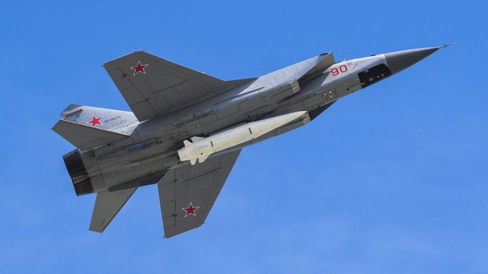 Un caza ruso MiG-31BM intercepta un avión de reconocimiento de Noruega sobre el mar de Barents
