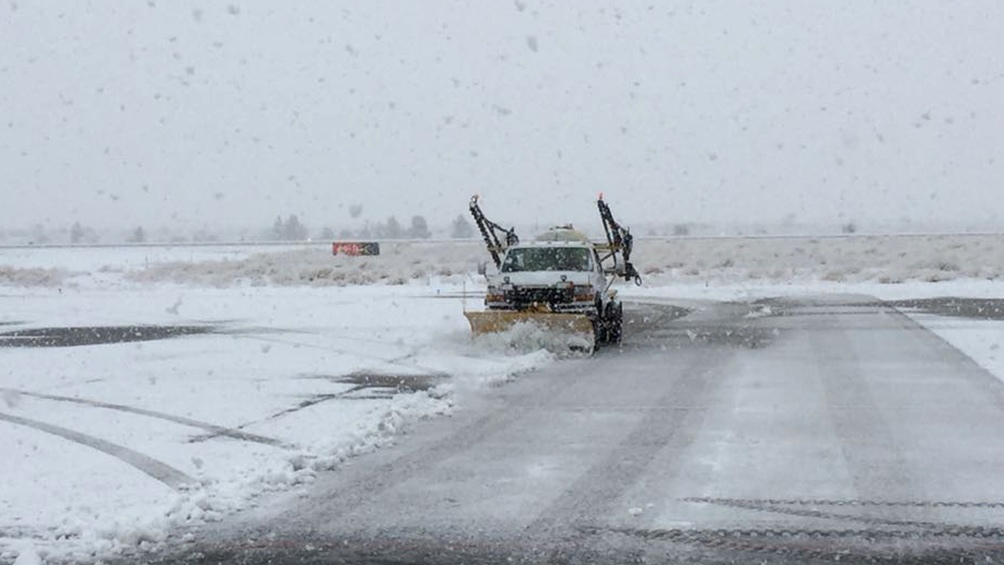 Buscan quitar la nieve de las principales avenidas y rutas antes de la ola de frío en España
