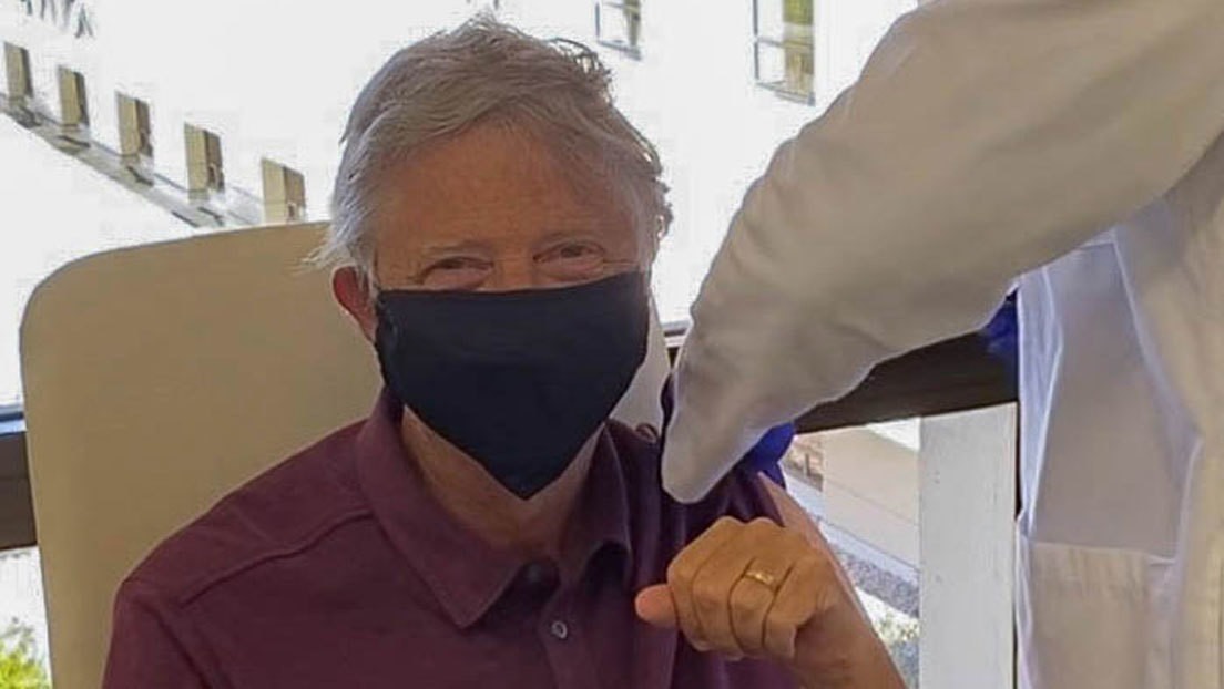 Bill Gates se vacuna contra el COVID-19