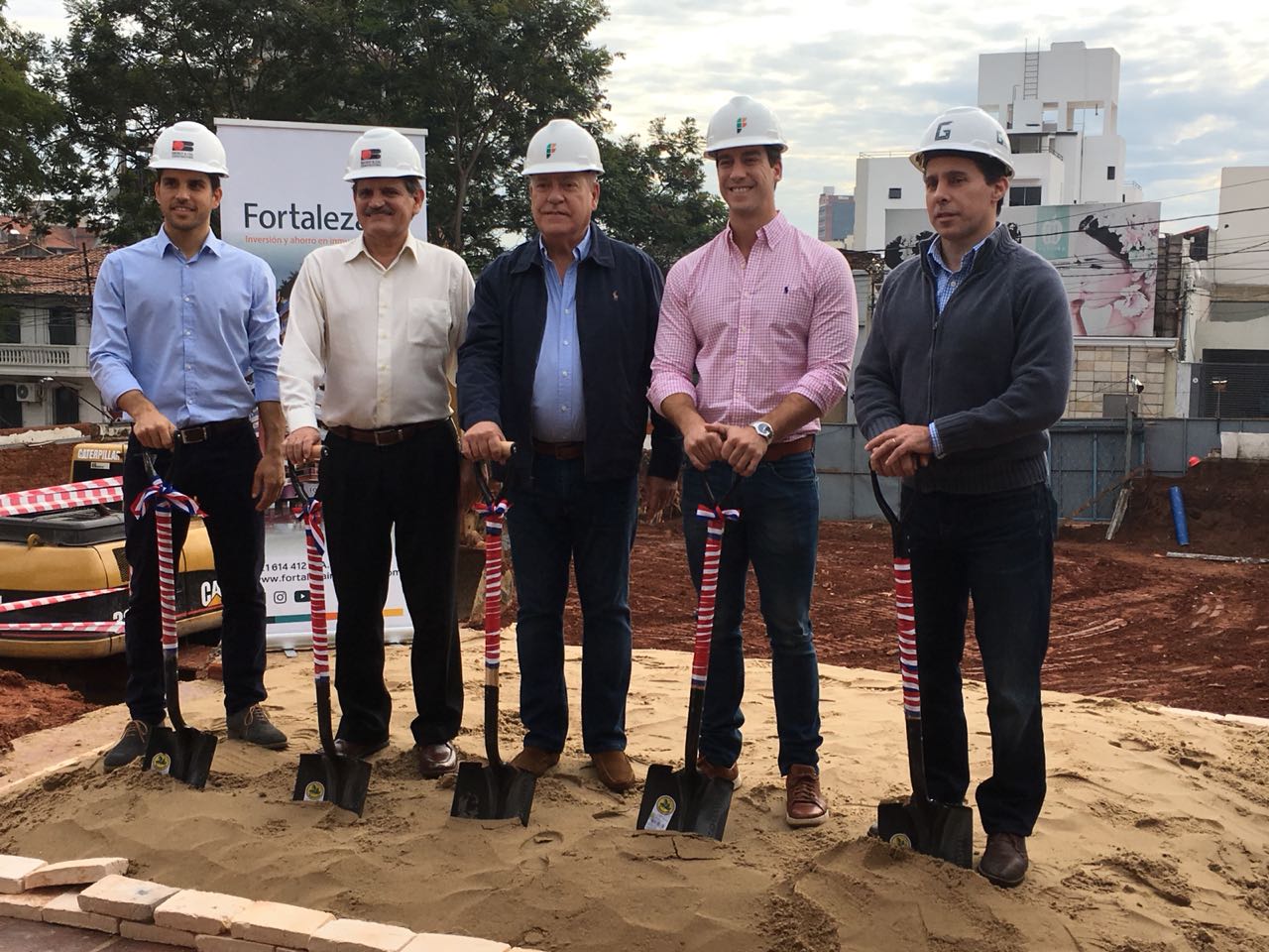 Palada inicial del edificio Fortaleza 25 de mayo