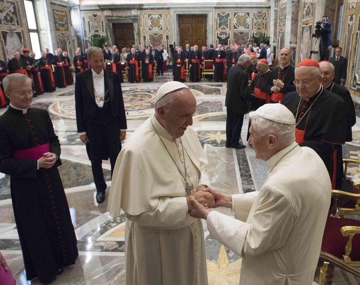 Francisco cumple cinco años como Papa y Benedicto XVI sale a defenderlo