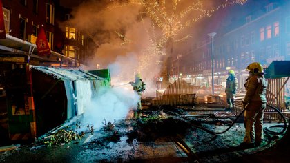 Segunda noche de disturbios en Holanda durante las protestas contra el toque de queda por el COVID-19