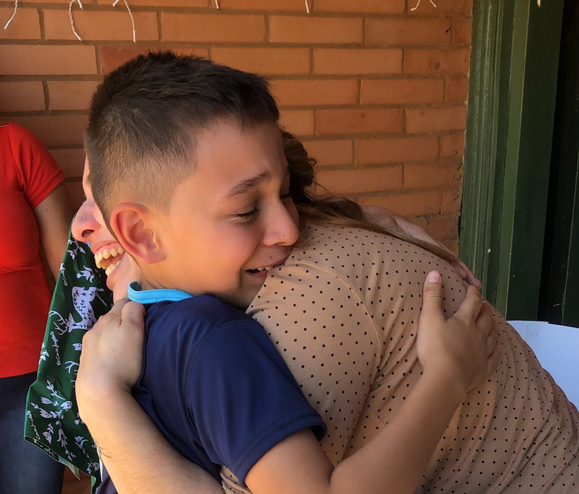 «Me dijo ‘mami y por qué no venís’ y allí me movilicé»: La historia detrás del abrazo que conmovió a las redes sociales