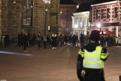Protestas en Holanda contra el toque de queda decretado para frenar el avance del Coronavirus
