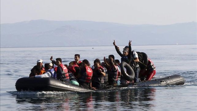 Guardacostas griegos rescatan a 376 refugiados en el mar Egeo