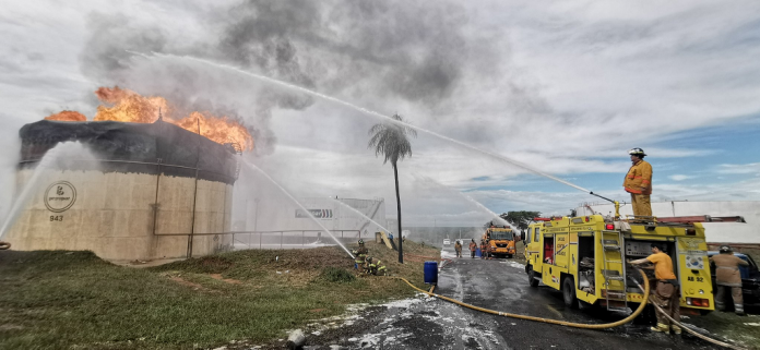 Incendio en Petropar aún no fue extinguido, pero se encuentra controlado, afirman