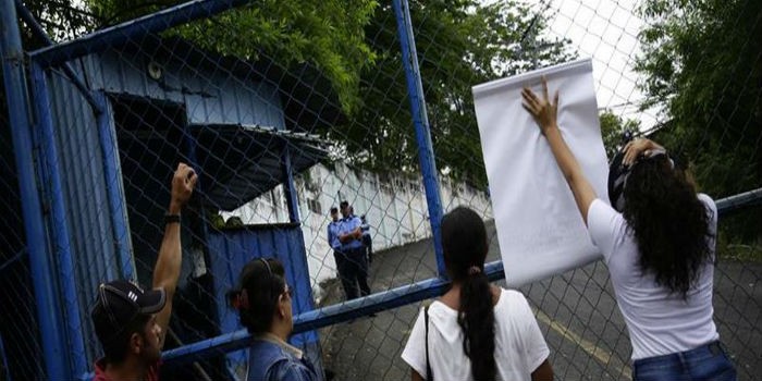 Policía de Nicaragua expulsa a madres que preguntan por sus hijos en su sede